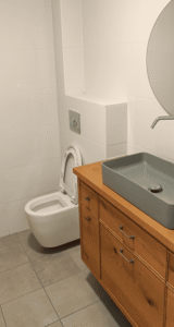 כיור לשירותים